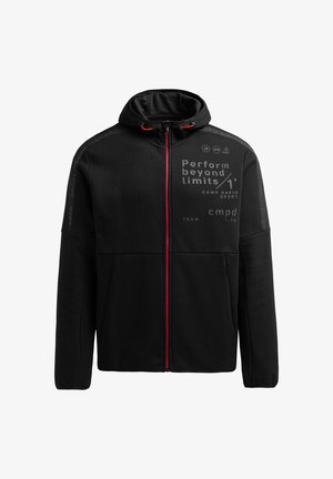 Sudadera negra con cremallera frontal, acentos rojos y estampados de texto. Presenta dos bolsillos laterales y capucha con cordón. Fabricada en tejido suave.