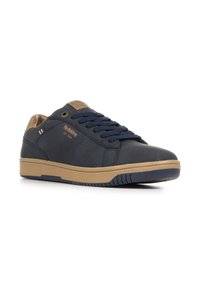 Sneaker blu navy con dettagli marrone chiaro, materiale liscio, punta rotonda, suola piatta in gomma, allacciatura frontale e etichetta con marchio sulla linguetta.