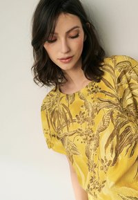 Next GATHERED SHORT SLEEVE TEXTURED BOXY REGULAR FIT - T-shirts print - ochre yellow leaf