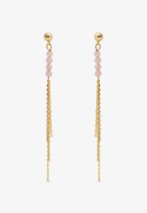 Boucles d'oreilles pendantes teintées or avec trois perles rondes roses et plusieurs chaînes d'or délicates suspendues sous chaque groupe de perles.