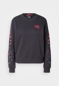 Felpa grigia scura con colletto rotondo, caratterizzata da un logo a forma di cuore rosso e ricami floreali colorati sulle maniche. Tessuto morbido, polsini a coste.