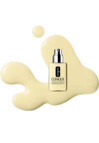 Clinique Dramatically Different Moisturizing Lotion in een doorzichtige fles met een zilveren pomp. Lichtgele lotion die naast de fles is gepoold.