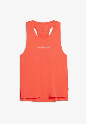 Top deportivo sin mangas de tejido de malla en un brillante color naranja, con un escote redondeado y un texto gráfico en blanco que dice "IMPRSIONANDO EL RITMO".