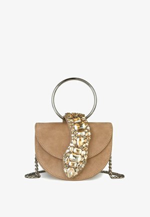 Borsa a tracolla in camoscio beige con forma arrotondata, dotata di una maniglia decorativa con catena e un dettaglio gioiello in oro e pietre trasparenti.