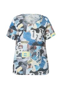 Multifarvet grafisk t-shirt med tal og tekst i nuancer af blå, grå og beige. Korte ærmer og rund halsudskæring.