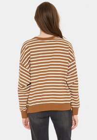 Sweatshirt pe dungi maronii și albe, fabricat din bumbac moale, cu o croială lejeră, mâneci lungi și guler rotund.