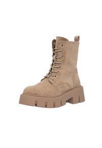 Botas de ante hasta el tobillo en marrón claro con una suela gruesa y estriada. Presentan ojales para los cordones, una pieza de agarre y un diseño de puntera ligeramente redondeada.