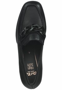 Mocassin en cuir noir avec un bout carré et un accent décoratif en chaîne noire sur le devant. Texture lisse avec des détails cousus.