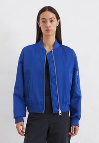 Marc O'Polo BLOUSON DETAILS ZIPPER POCKET ON SLEEVE - Bomberjacks - shiny blue
