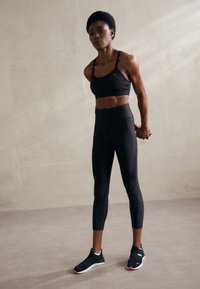 Puma KEEPS ULTRABARE STRAPPY - Vidutiniškai krūtinę prilaikanti sportinė liemenėlė - puma black