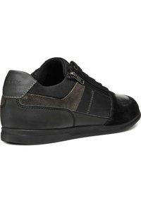 Chaussures décontractées noires en cuir et daim, avec fermeture éclair, tissu texturé et semelle en caoutchouc. Accents de couture subtils.