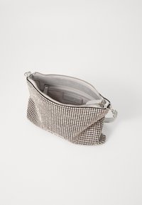 Clutch bag met metallic zilveren afwerking, versierd met rhinestones, gestructureerde vorm, bovenste ritssluiting en binnenzak.