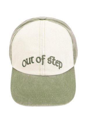 Grün-weiße Baseballkappe mit gebogenem Schirm, auf der Vorderseite mit dem gestickten Schriftzug "out of step" versehen.