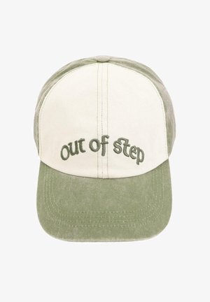 Șapcă de baseball verde și albă cu vizieră curbată, având brodat pe panoul frontal textul „out of step”.
