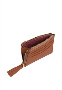 Portafoglio in pelle marrone con finitura testurizzata, zip dorata e dettaglio a nappina; dispone di molteplici scomparti per carte all'interno e una fodera bordeaux.