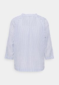 Chemise rayée bleu et blanc avec manches trois-quarts, col rond et fronces dans le dos. Tissu léger.