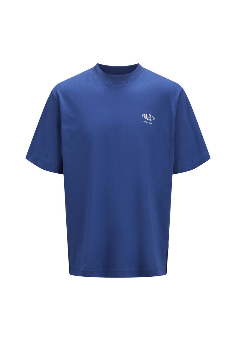 Blå kortærmet T-shirt i bomuld med rund halsudskæring og lille hvid tekstlogo på fronten, glat overflade og afslappet pasform.