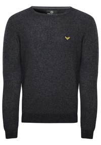 Pull en maille gris foncé avec col rond, poignets côtelés et un petit logo jaune sur la poitrine. Tissu texturé avec une finition douce.