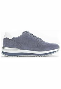 Sneaker in suede grigio con tallone bianco, lacci blu e bianchi, e accentuazione argentata sul tallone. Presenta una suola testurizzata per una maggiore aderenza.