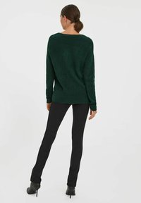 Vero Moda VMCREWLEFILE V-NECK BLOUSE NOOS - Pullover - pine grove