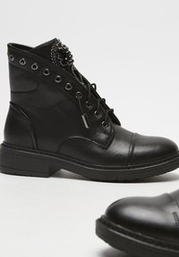 Bata Botine cu șireturi - nero