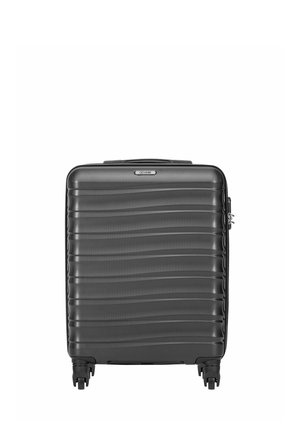 Czarna walizka o twardej skorupie z poziomymi falistymi wzorami, czterema obrotowymi kółkami i górnym uchwytem.