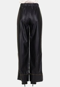 Pantaloni a gamba larga in ecopelle nera con vita elastica, caratterizzati da dettagli cuciti sull'orlo. Tessuto liscio con finitura lucida.