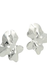 Orecchini in argento con un design fluido e organico che ricorda petali. Superficie liscia e riflettente con curve morbide e senza hardware visibile.