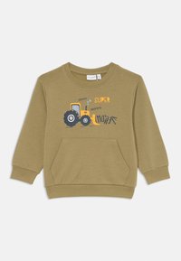 Felpa color khaki con maniche lunghe, dotata di tasca anteriore e grafica di un trattore gialla e blu con il testo "SUPER" e "VROOMM!!!".