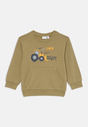 Felpa color khaki con maniche lunghe, dotata di tasca anteriore e grafica di un trattore gialla e blu con il testo "SUPER" e "VROOMM!!!".