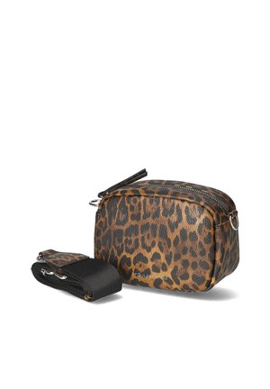 Sac bandoulière rectangulaire imprimé léopard avec une fermeture éclair sur le dessus et une sangle noire amovible à côté sur fond blanc.