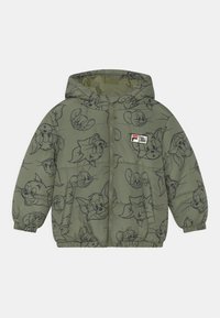 Giacca puffer verde oliva con cappuccio, caratterizzata da disegni neri di personaggi dei cartoni animati, polsini elasticizzati, zip frontale e tasche laterali.