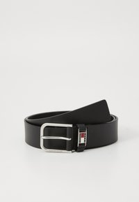 Zwarte lederen riem met een zilveren metalen gesp met een rechthoekige accent. Het ontwerp is strak met een gladde textuur en minimale details.