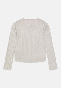 Un pull gris clair à manches longues avec une texture côtelée, présentant un col rond et une coupe droite avec un ourlet subtil.