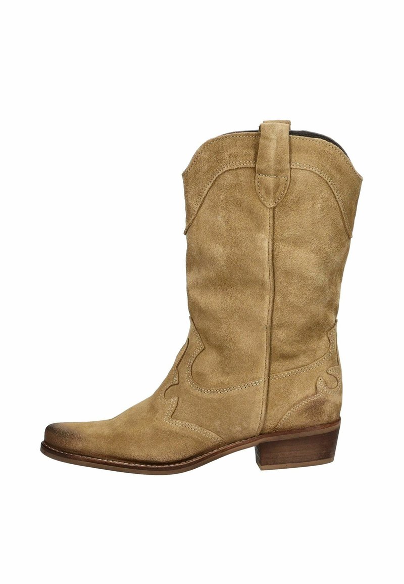 Botte de cowboy en suède brun clair avec un bout pointu, des motifs de couture surélevés, un petit talon empilé et une lanière en haut pour un enfilage facile.