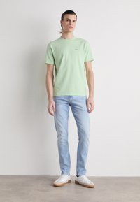 BOSS TEE - Jednoduché tričko - open green