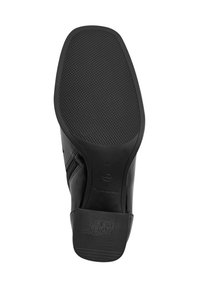 Suela de zapato de cuero negro con superficie de goma texturizada. Presenta una forma redondeada y un logotipo de la marca grabado. Talla marcada como 37.