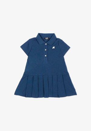 Vestito polo blu navy a maniche corte con colletto, tre bottoni, gonna plissettata e piccolo logo bianco sul petto.