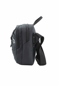 Bolsa de hombro de nylon negro con múltiples compartimentos con cremallera, lados acolchados, correa ajustable y un pequeño detalle de logo en un lado.