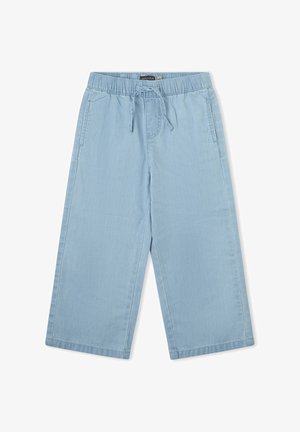 Pantalones de pierna ancha en azul claro con cintura elástica y cordón, que cuentan con bolsillos laterales y detalles con costuras.