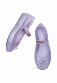 Ballerine color viola con finitura lucida, dotate di un fiocchetto decorativo e di un cinturino colorato per una vestibilità sicura. Materiale morbido e flessibile.