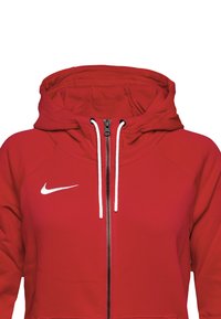 Rode zip-up hoodie van zachte stof. Heeft een capuchon, witte trekkoorden en een klein wit Nike-logo op de linkerkant van de borst.