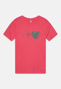 T-shirt en coton rose avec un cœur en imprimé léopard et un graphique de battement de cœur en vert foncé et beige. Encolure ronde et manches courtes.