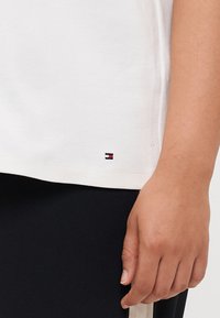 Tommy Hilfiger Curve - T-shirt z nadrukiem