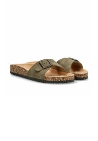 Sandalias deslizantes de ante verde oliva con una cinta ancha y hebilla de metal, que cuentan con una plantilla de corcho y suela de goma negra texturizada.