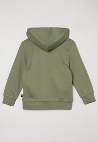 Huvtröja i olivgrön bomull, med ribbade ärmslut och nederkant, har en enkel, slät textur utan synliga mönster eller grafik.