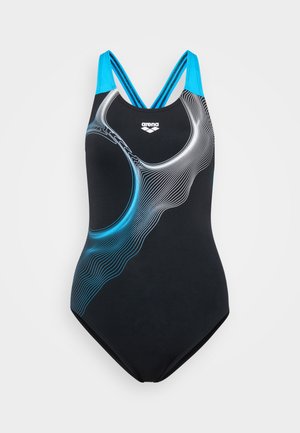 Un traje de baño de una sola pieza negro con patrones de olas azules y blancas. Presenta tirantes cruzados, un logo en el pecho y una textura suave.