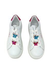 Sneakers bianchi con accenti rosa, dotati di tre applicazioni a forma di farfalla in blu e rosa, allacciati con lacci bianchi, suole in gomma.
