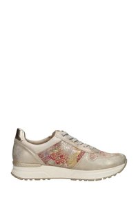 Sneaker met een beige leren bovenwerk, metallic accenten, gestructureerde panelen in rood en geel, en een witte gevulde zool.