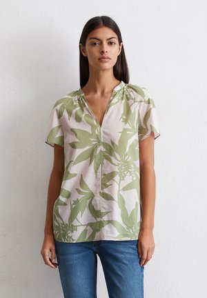 Short-sleeve blouse in light fabric with a green botanical print, featuring a V-neckline and subtle gathering at the shoulders.